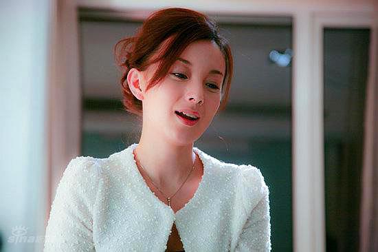 中戏毕业不久她就在李幼斌,小宋佳主演的电视剧《雾里看花》中扮演了