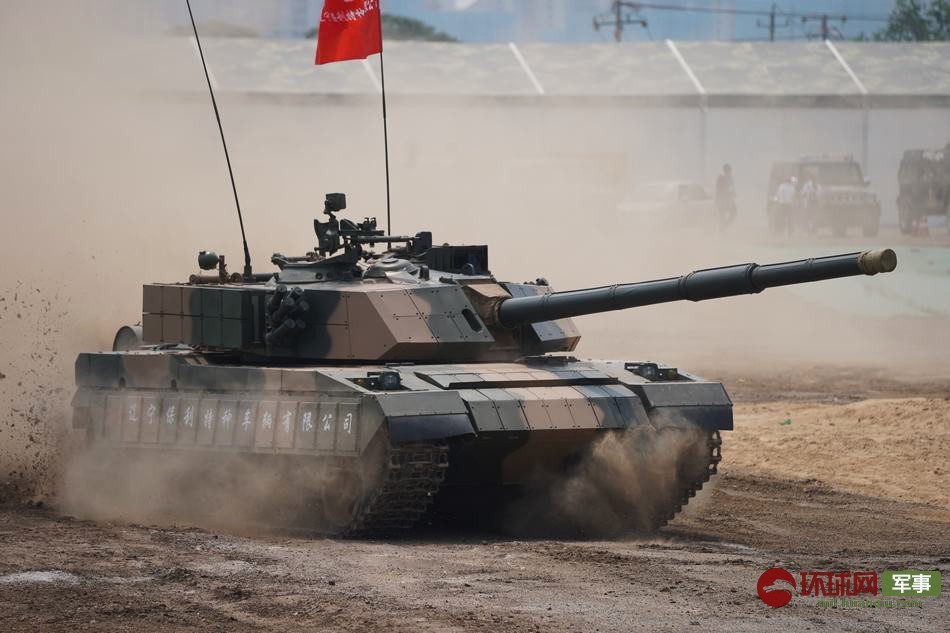 比战狼还精彩!国内"车展"上59改坦克飞沙走石