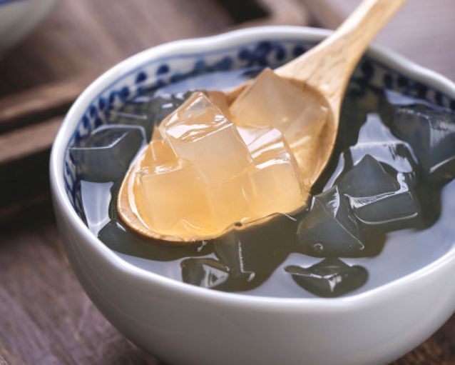 调味,这样一来,一碗口感和风味俱佳的冰石花就大功告成啦.