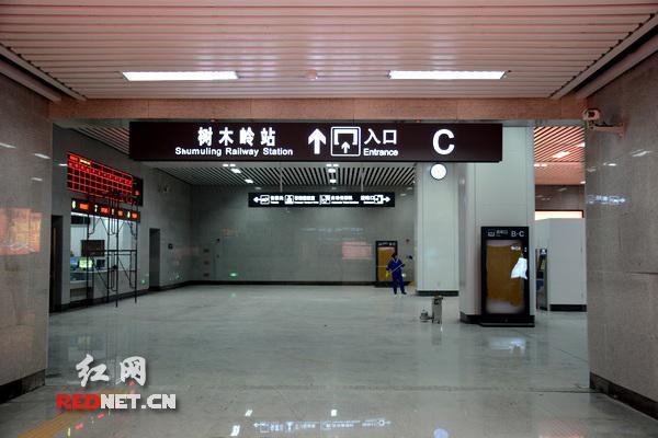 在城铁树木岭站内,工作人员在清洁墙面,迎接城铁正式开通.