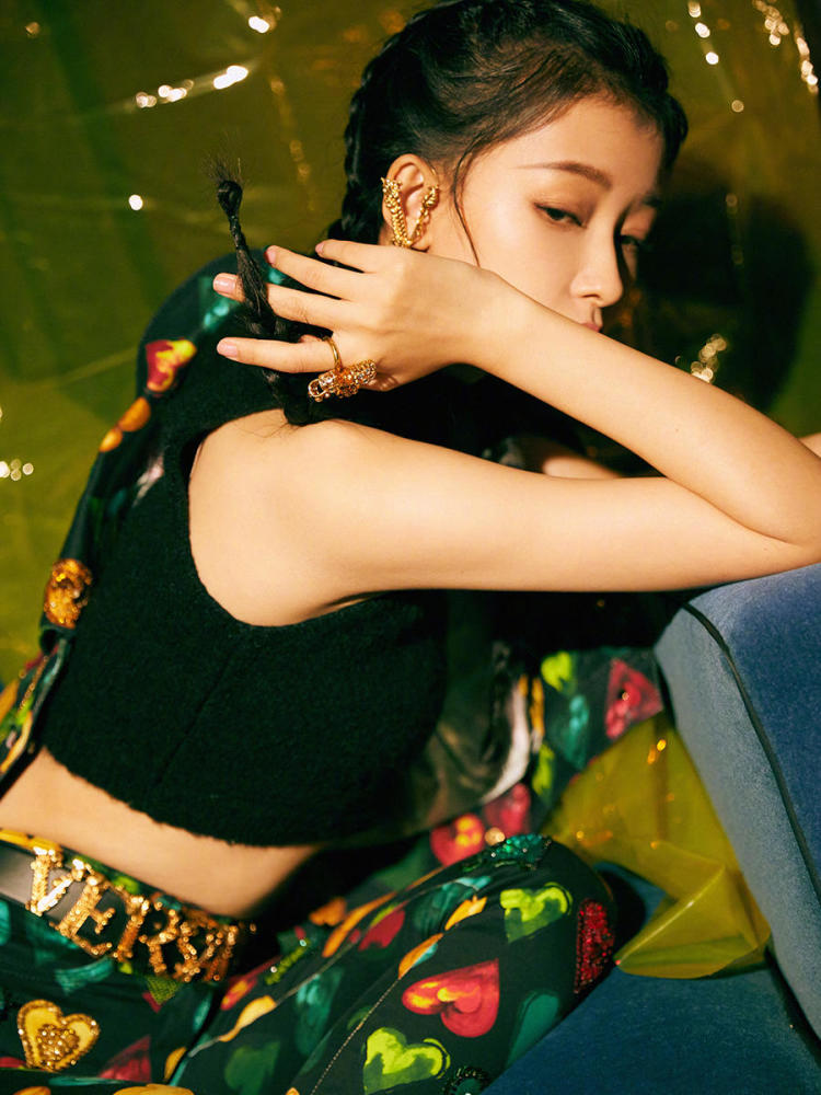 "辣妈"孙怡又秀身材,露腰装 麻花辫,清纯又霸气