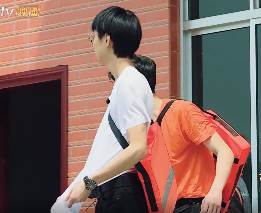 《变形计》迎来加拿大最帅校草,当看他撩衣秀腹肌时,女生看羞了