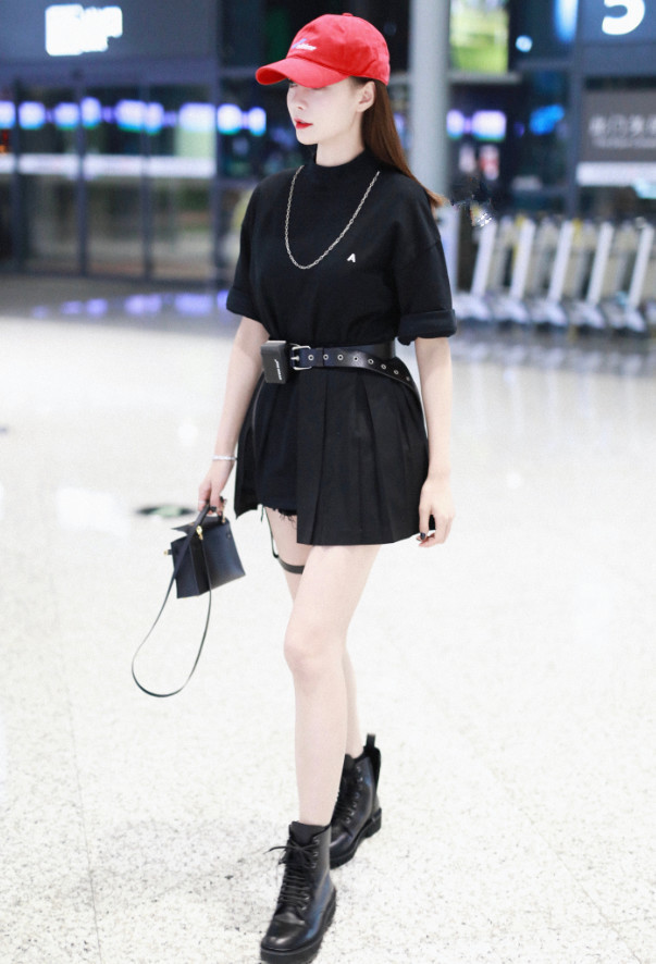 沈梦辰有多自信?穿皮裤登台表演,当她叉开腿的那刻全网心动了!