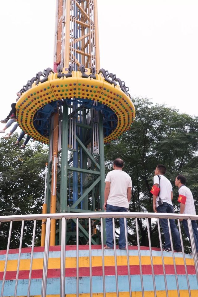 郴州南塔公园三名游客被困旋转塔中!幸好有他们