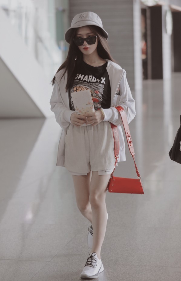 陈意涵不愧是101的小富婆,看她穿的鞋子,网友:鞋跟都买不起