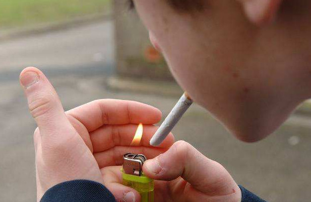 00后为何喜欢"抽烟"?压力大只是借口,这3点原因过于现实