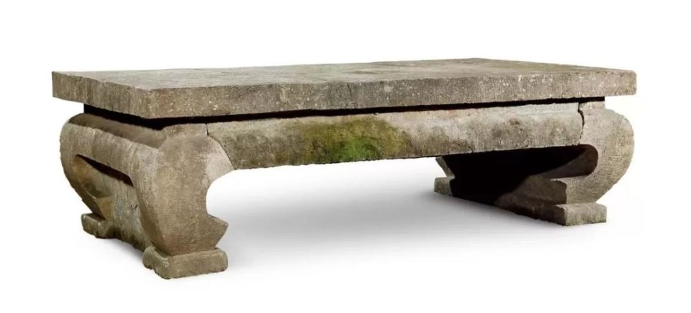 庭院中的石制家具