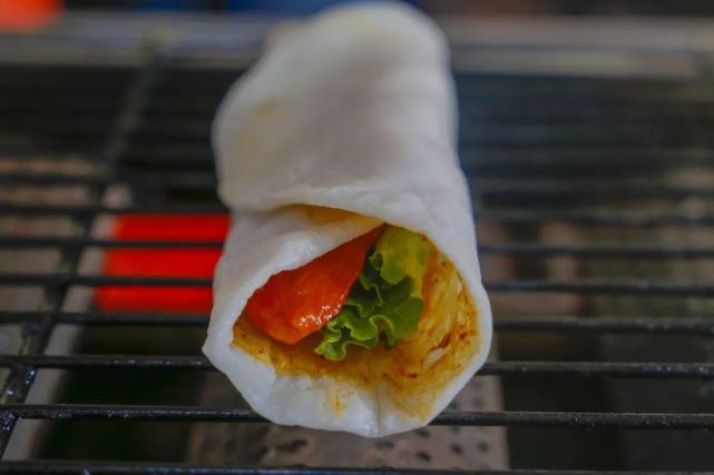 清晨的人气早餐非烧饵块莫属,当饵块烤到散发出淡淡米香的时候,拿出来