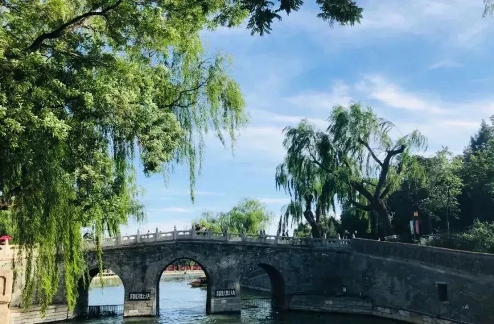 北海公园|大北京│夏天竟然就有“漫天红枫”，就藏在市中这绝美园子里