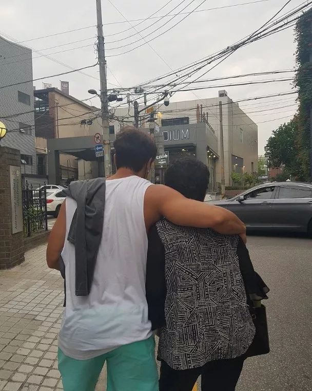 曝男歌手"秘婚生女"?消息疯传一年,女爱豆都前来吐槽