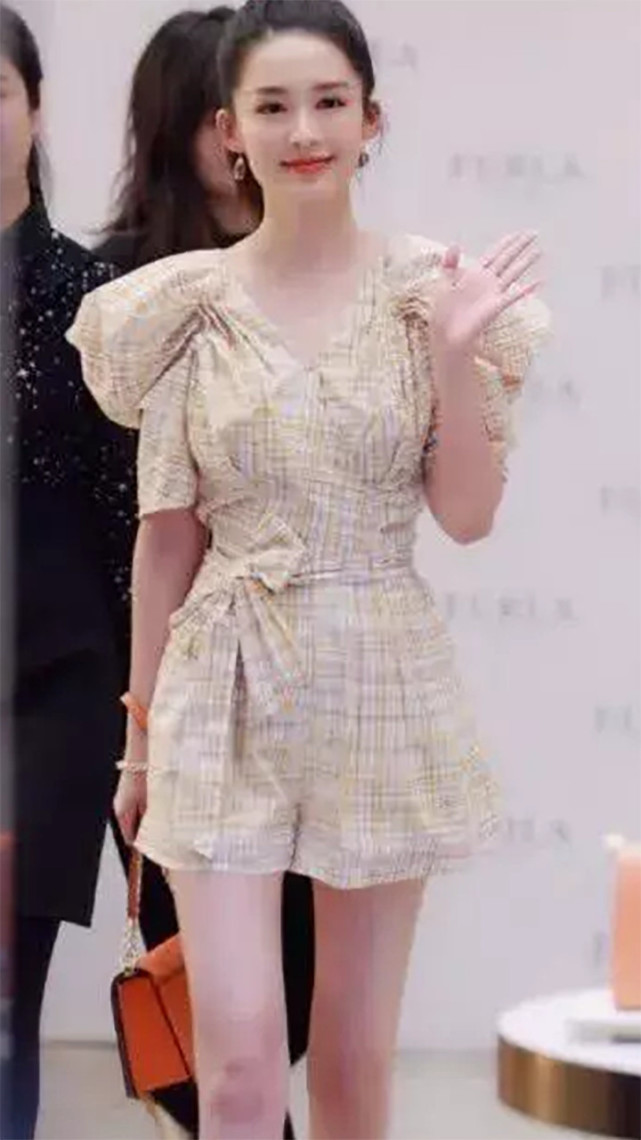 李沁可真是个宝藏女孩 竟把袭衣装驾驭的这么好