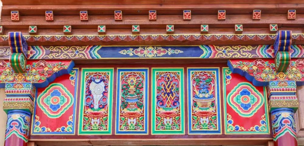 藏式木雕是藏式建筑的常见形式,其雕刻方式有浮雕,镂空雕,立体雕刻