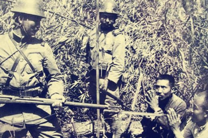 侵华日军的"伪亲善"老照片:全是摆拍,最后一张眼神说明一切!