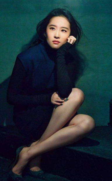 刘亦菲的"仙女蹲"火了,不够浪都学不会,直男看到移不开眼!