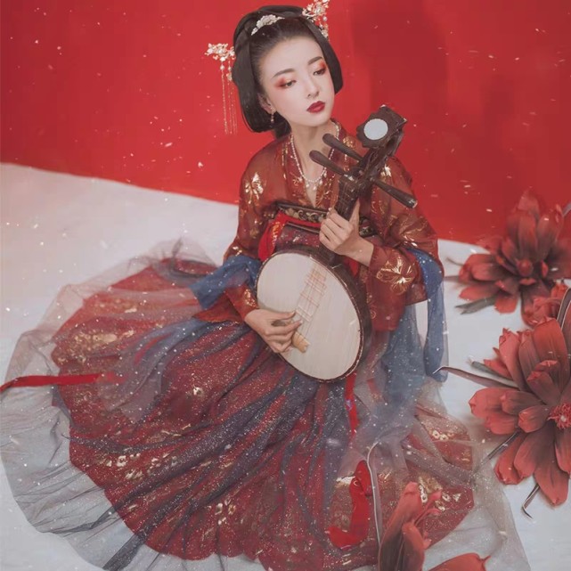 的清丽淡雅,流露出来的也是那种非常温暖的气质,也是因为这杨素英在