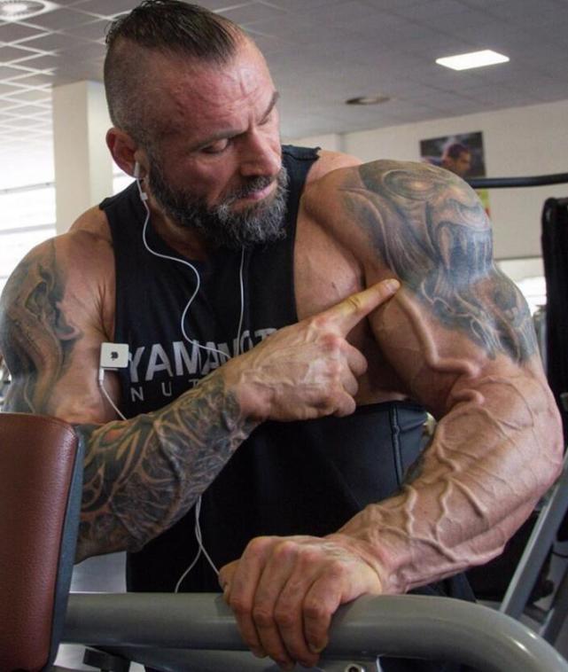 世界最低体脂肌肉男 一次吃十斤生牛肉 肌肉像拉丝一样血管暴突 腾讯网