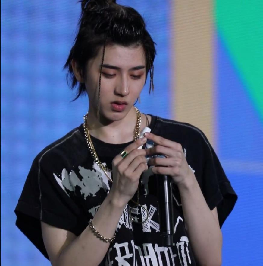 蔡徐坤经常当众涂口红,酷似韩剧男主角,ikun:恋爱的感觉!