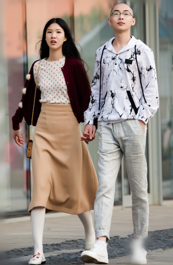 小哥哥踩一双"假匡威",比真的还潮,关键腿型和女友有的一拼!