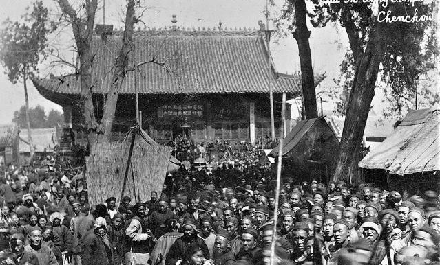 真实的葬礼出殡现场,儿童将吹糖人小摊包围