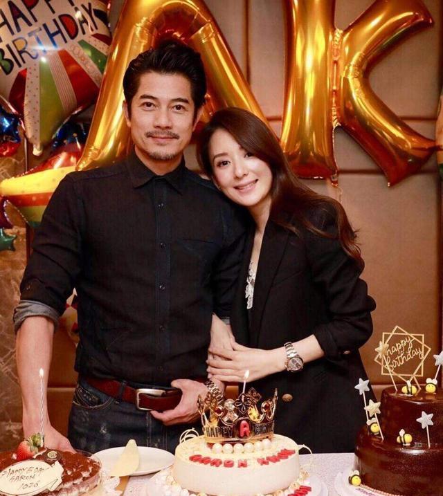 郭富城|郭富城驾驶豪车出行，54岁仍有天王包袱，娇妻乘地铁上班是作秀？