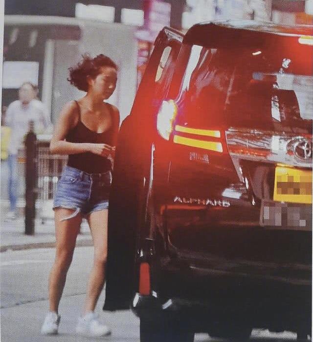 林青霞18岁次女邢言爱首亮相,吊带背心配短裤,不像妈妈像爸爸