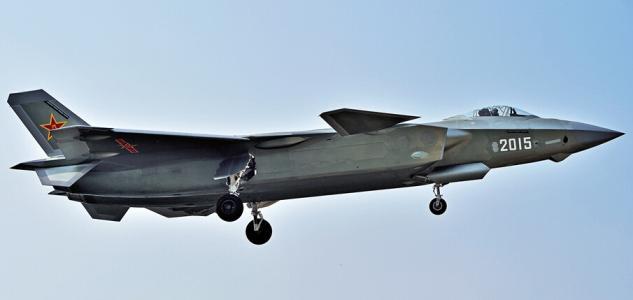 中国的j-20吸引了许多外国人和外国媒体的注意.