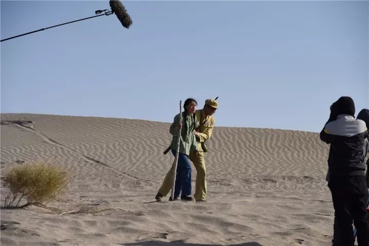 祁连山蜿蜒盘旋的雪峰清晰可见与浩瀚的沙漠绿洲遥相呼应