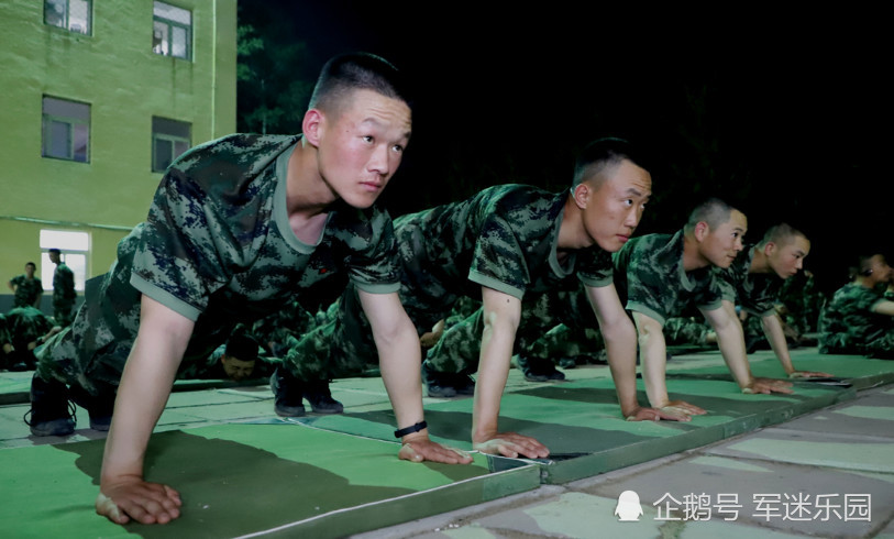 新兵入伍体能训练,做多少俯卧撑才算合格?看完还敢说自己厉害?