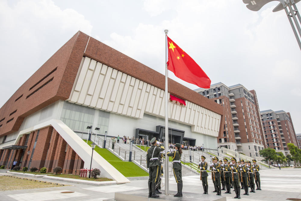 中山大学新华学院体育馆揭牌仪式上举行升国旗仪式