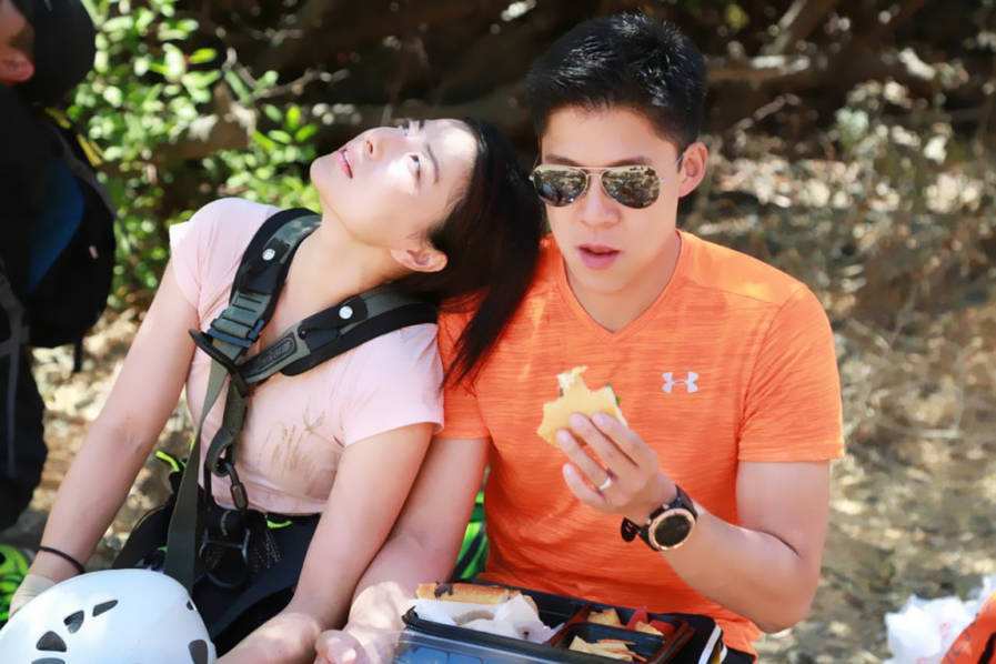 霍启刚|霍启刚发文感谢家人支持，三个孩子看爸爸直播，超朴实豪宅客厅首曝光