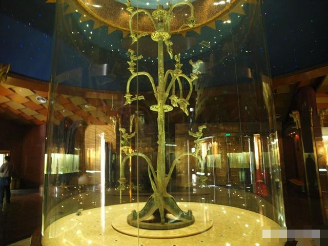 综上,个人认为,"秦岭神树"原型,应该是三星堆出土的青铜树.