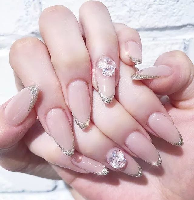 今夏最精致的网红美甲:细边法式!