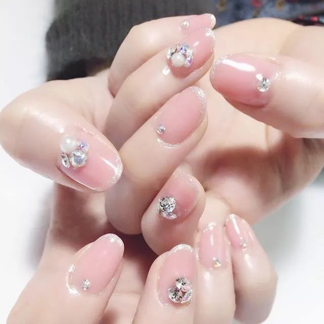 今夏最精致的网红美甲:细边法式!