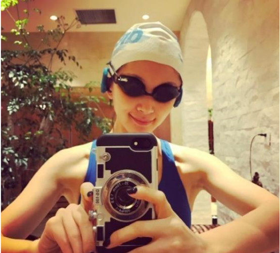 晒晒王子文住的豪宅,家里地面铺着地毯,平时直接在这练倒立