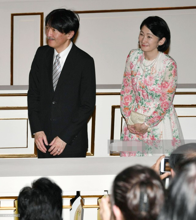 穿碎花裙和文仁亲王亮相养眼_腾讯新闻