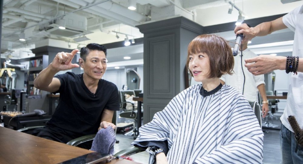 鲁豫采访58岁刘德华被折服,三餐素食能严格自控,洗剪吹最擅长