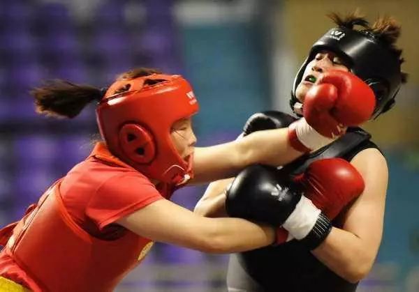 刘玲玲作为我国优秀的女子散打运动员,技术非常全面,拳法,腿法,摔法各