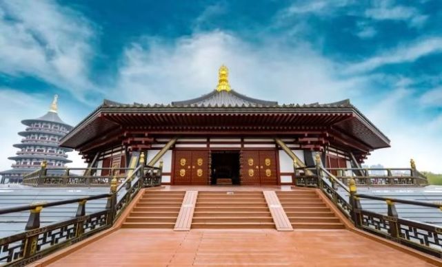 她在贯穿南北的中轴线上,修建了明堂,天堂,天枢等建筑,构成了一条壮丽