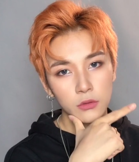 小伙扬言十分钟仿妆蔡徐坤,本以为是青铜,看到最后:蔡徐坤本坤