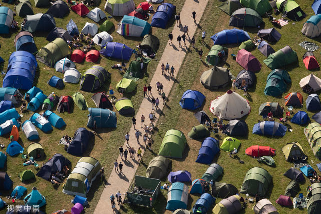 航拍格拉斯顿伯里音乐节帐篷城,密密麻麻蔚为壮观