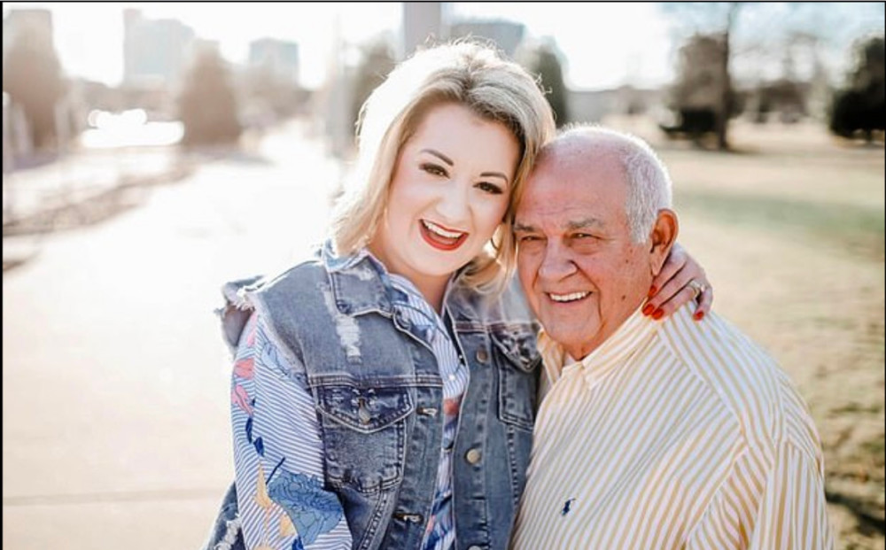 美国24岁女子嫁给79岁退休老头!自称深爱却常被路人认成保姆