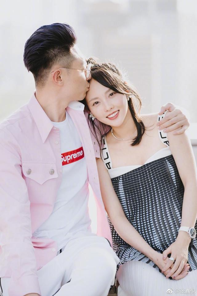 张嘉倪 买超身穿情侣服饰超甜蜜 同场大叔风张翰和职场风向佐