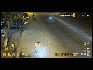 在行驶途中,他们驾车沿途经过多个公交站点、居民小区、学校和宾馆等人流量较为密集的地方,在车流中反复并线、曲折穿插、大幅度超速行驶。