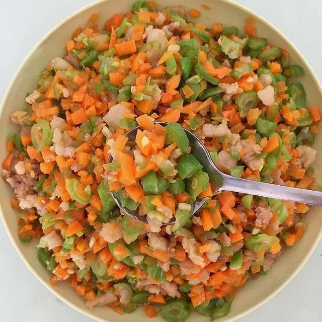 食材: 150g豆角,250g猪肉,100g胡萝卜,一勺自酿白酒,一勺生抽,一勺