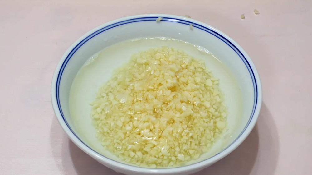 炸蒜蓉时,最忌直接油炸,大厨表哥透露"秘诀",蒜蓉不苦还特香