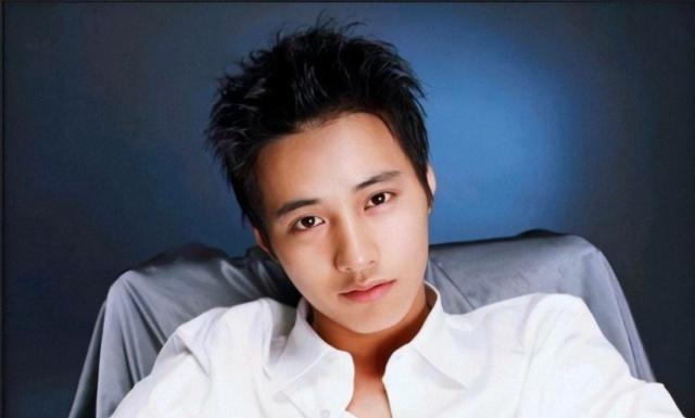 韩国花美男元老 许多女星心中的男神 如今42岁依然帅气潇洒