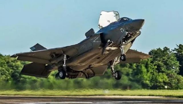 具备垂直起降的f-35b