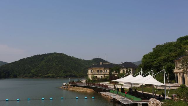 10000亩,是集生态农业,酒店,会议,商务,娱乐,户外运动,休闲养身,山居