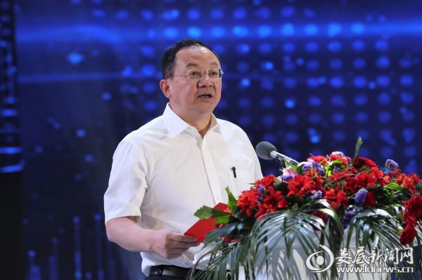 (娄底市委副书记,市长杨懿文主持)