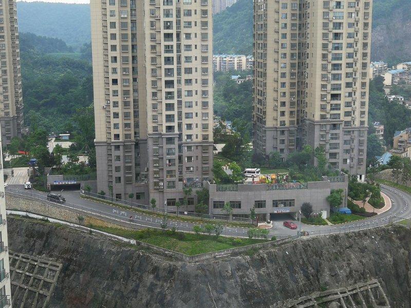 贵阳一女子被高空坠物砸中身亡，抛物者为10岁男孩